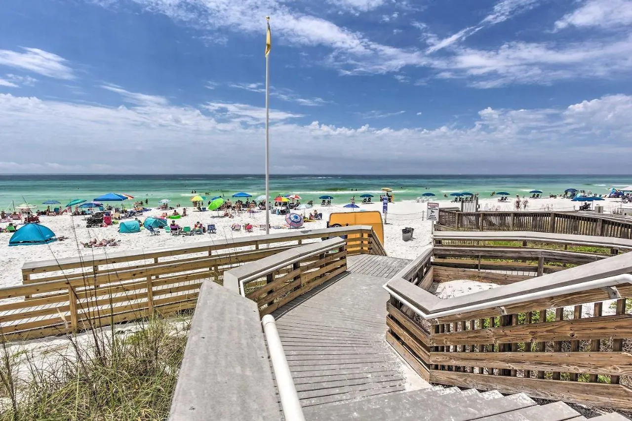 Modern Destin Condo Walk To Golf Course And Beach!