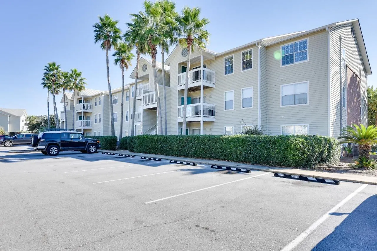 Modern Destin Condo Walk To Golf Course And Beach!