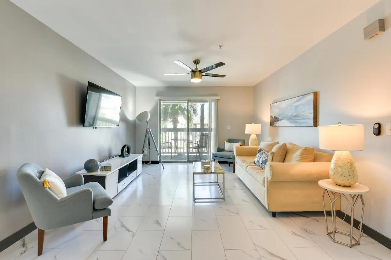 Modern Destin Condo Walk To Golf Course And Beach!